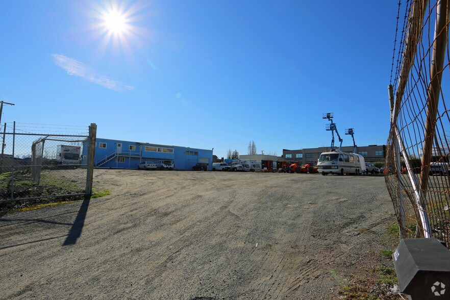 3270 Tennyson Ave, Saanich, BC à louer - Photo de l’immeuble – Image 2 sur 2