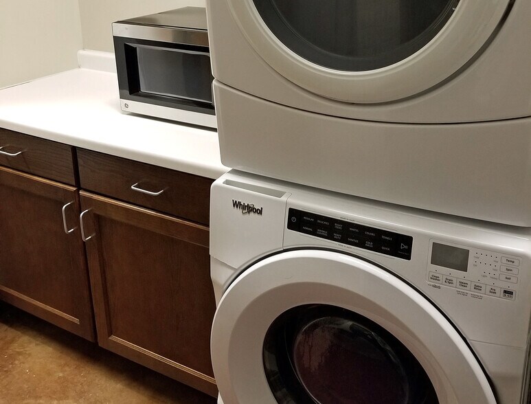 913 Burlington Ave, Bismarck, ND à louer - Photo intérieure – Image 3 sur 5