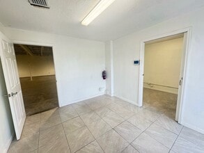 511-545 NE 32nd St, Oakland Park, FL à louer Photo intérieure– Image 2 sur 8