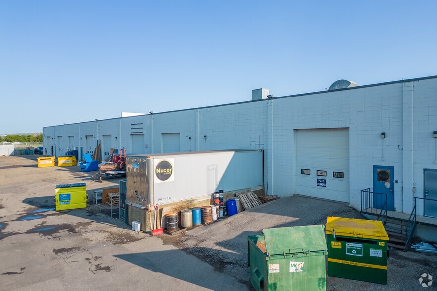 1925 39th Ave NE, Calgary, AB à louer - Photo de l’immeuble – Image 2 sur 7