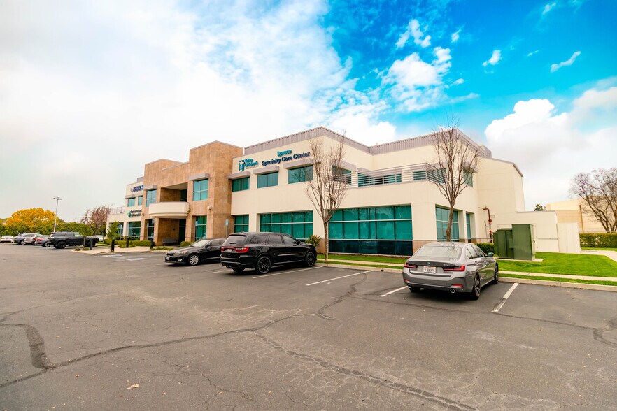 1125 E Spruce Ave, Fresno, CA à louer - Photo de l’immeuble – Image 3 sur 10