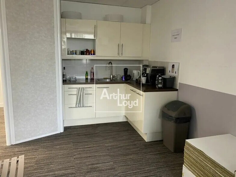 Bureau dans Grigny à louer - Photo de l’immeuble – Image 3 sur 5