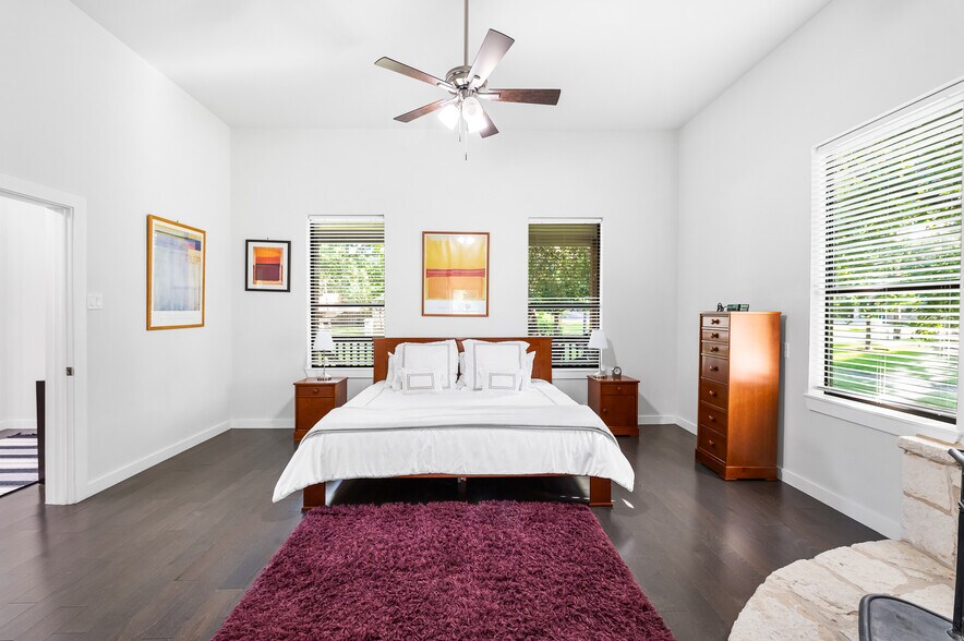 136 W Evergreen St, Boerne, TX à vendre - Photo de l’immeuble – Image 2 sur 21