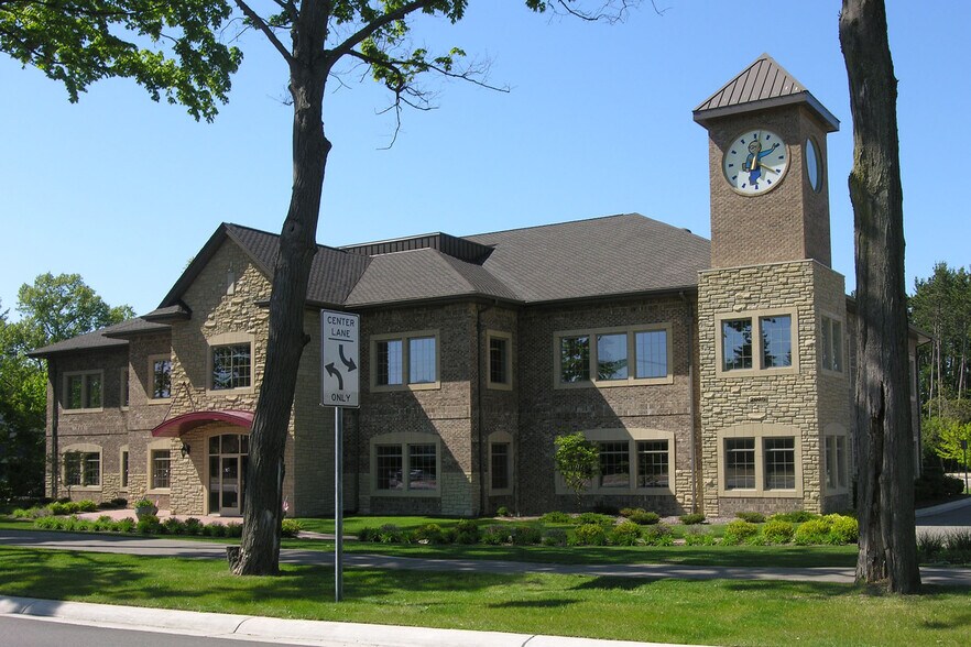2625 E Oakley Park Rd, Commerce Township, MI à louer - Photo de l’immeuble – Image 1 sur 2