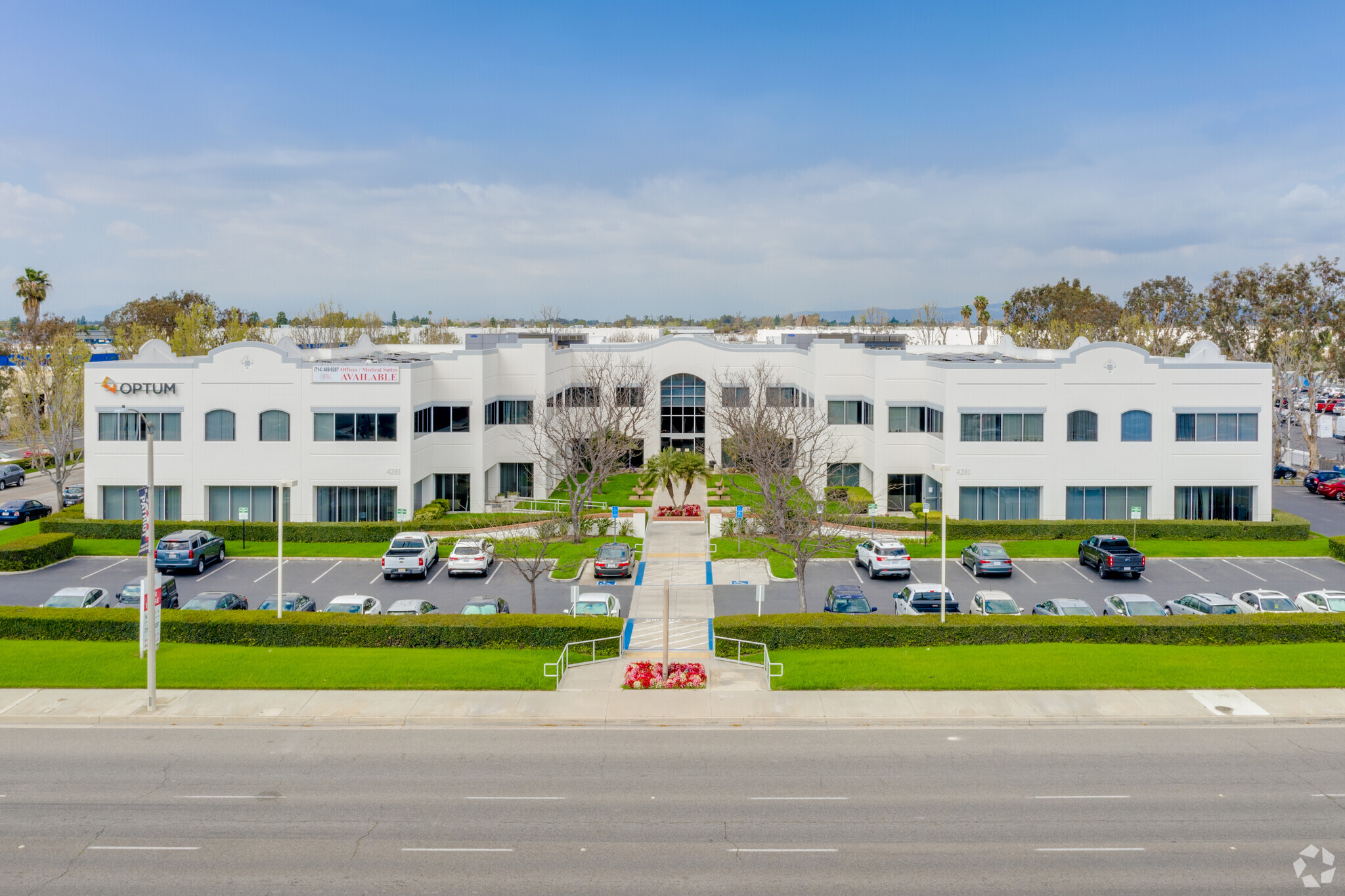 4281 Katella Ave, Los Alamitos, CA à louer Photo de l’immeuble– Image 1 sur 20