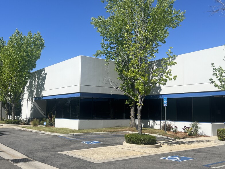 74-98 W Cochran St, Simi Valley, CA à louer - Photo de l’immeuble – Image 3 sur 6