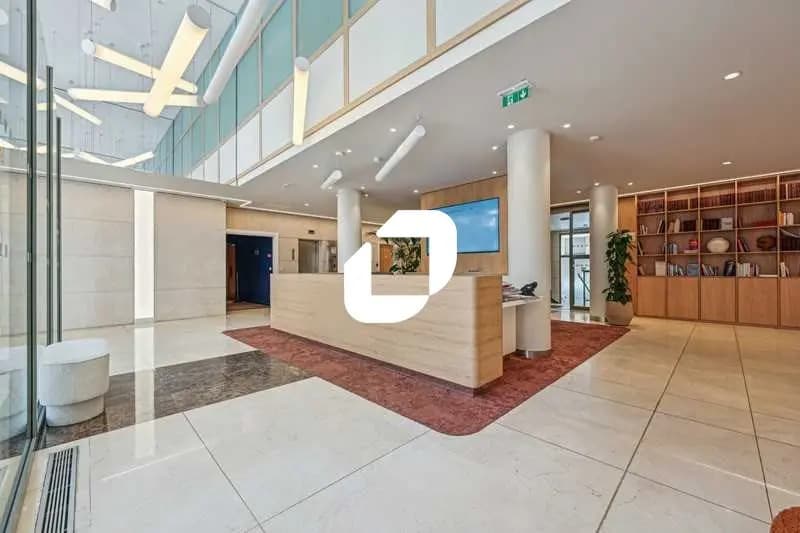 18-20 Rue La Pérouse, Paris à louer - Photo de l’immeuble – Image 1 sur 9