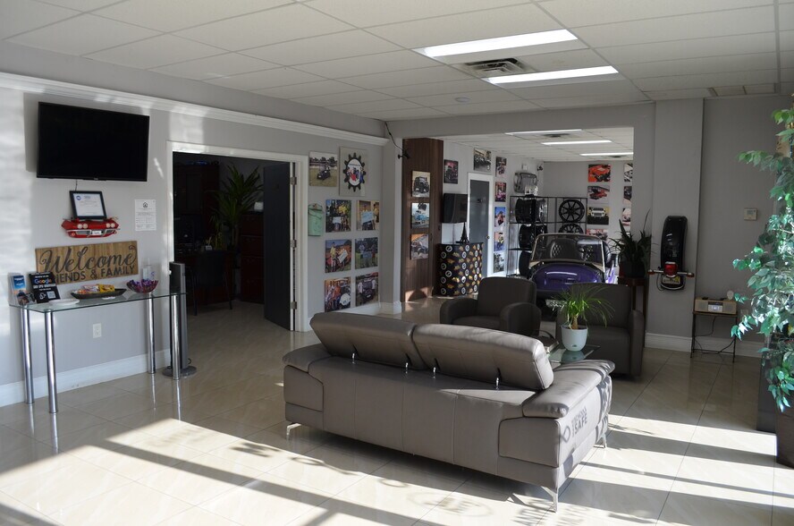 5359 N Nob Hill Rd, Sunrise, FL à vendre - Photo de l’immeuble – Image 2 sur 21