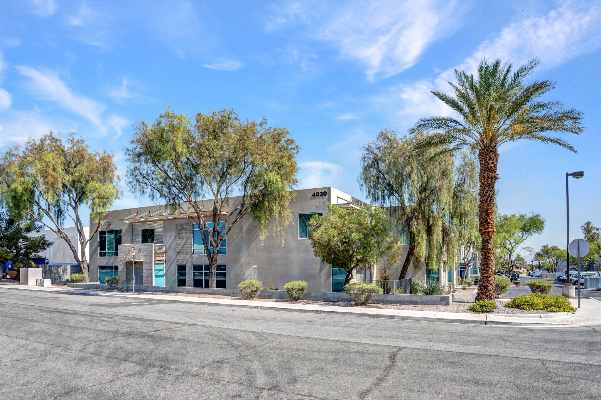 4030 E Post Rd, Las Vegas, NV à vendre Photo de l’immeuble– Image 1 sur 19