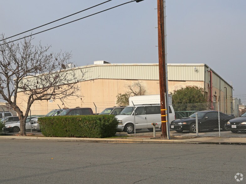 5689 E Fountain Way, Fresno, CA à vendre - Photo de l’immeuble – Image 2 sur 3