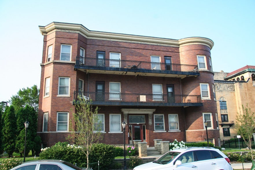 2335 W Wisconsin Ave, Milwaukee, WI à vendre - Photo principale – Image 1 sur 2