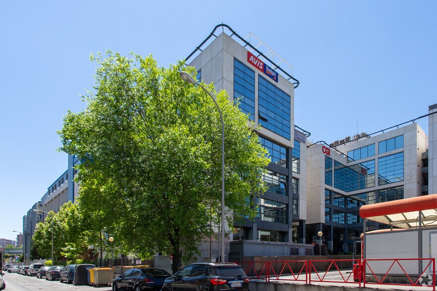 Avenida de Manoteras, 32 C, Madrid, Madrid à louer - Photo de l’immeuble – Image 2 sur 4