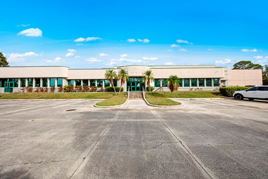 4747 Progress Ave, Naples, FL à louer - Photo de l’immeuble – Image 2 sur 20