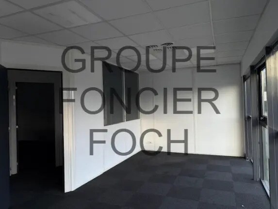 Local d’activités dans Décines-Charpieu à louer - Photo de l’immeuble – Image 2 sur 5