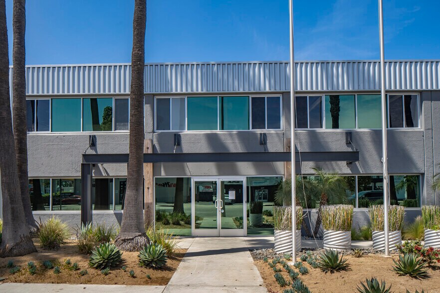 1945 Placentia Ave, Costa Mesa, CA à louer - Photo de l’immeuble – Image 3 sur 7