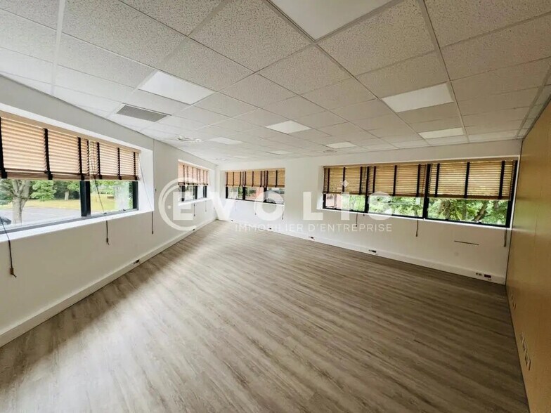 Bureau dans Champs-sur-Marne à louer - Photo de l’immeuble – Image 1 sur 9