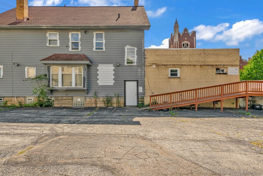 4438 Pearl Rd, Cleveland, OH à vendre - Photo de l’immeuble – Image 3 sur 44