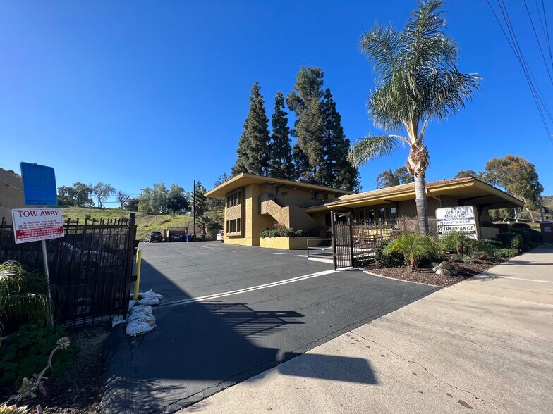 1297 W Main St, El Cajon, CA à louer - Photo de l’immeuble – Image 1 sur 5