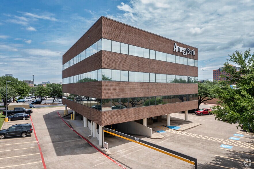 1901 N Central Expy, Richardson, TX à louer - Photo de l’immeuble – Image 3 sur 9