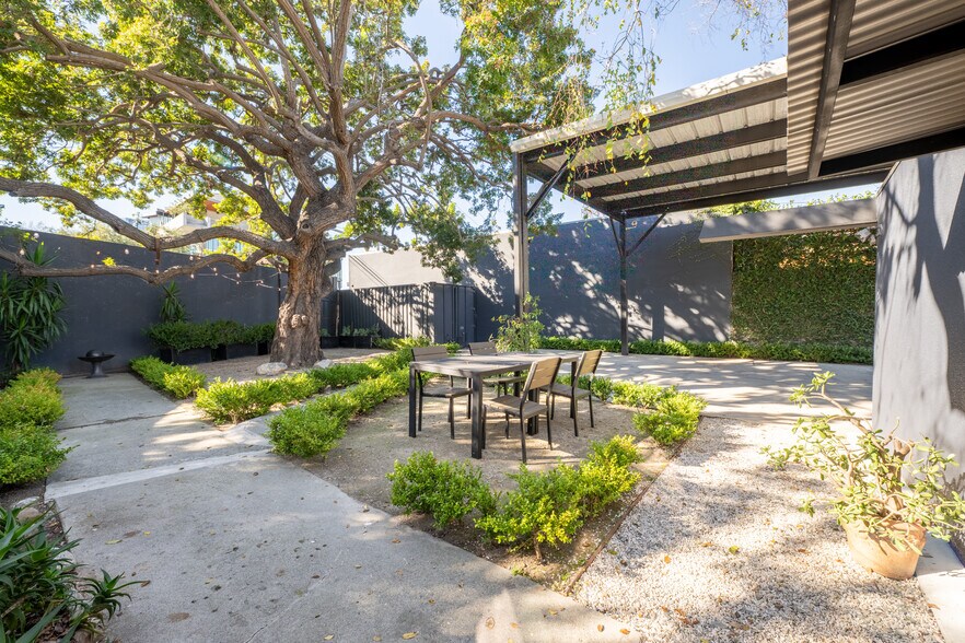 5761 W Adams Blvd, Los Angeles, CA à vendre - Photo de l’immeuble – Image 2 sur 13