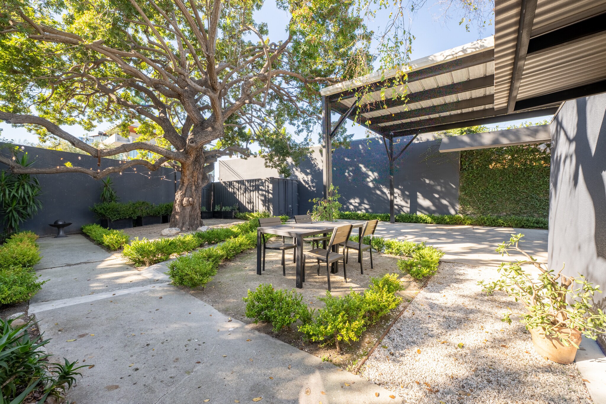 5761 W Adams Blvd, Los Angeles, CA à louer Photo principale– Image 1 sur 9