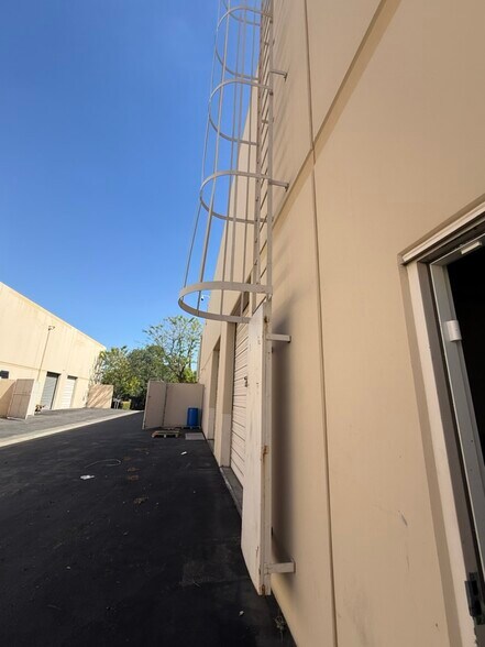 15823 W Monte St, Sylmar, CA à vendre - Photo de l’immeuble – Image 2 sur 105