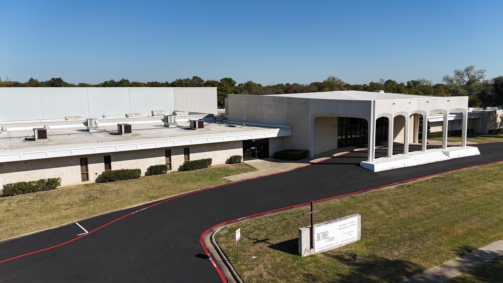6801 Meadowbrook Dr, Fort Worth, TX à vendre Photo de l’immeuble– Image 1 sur 44