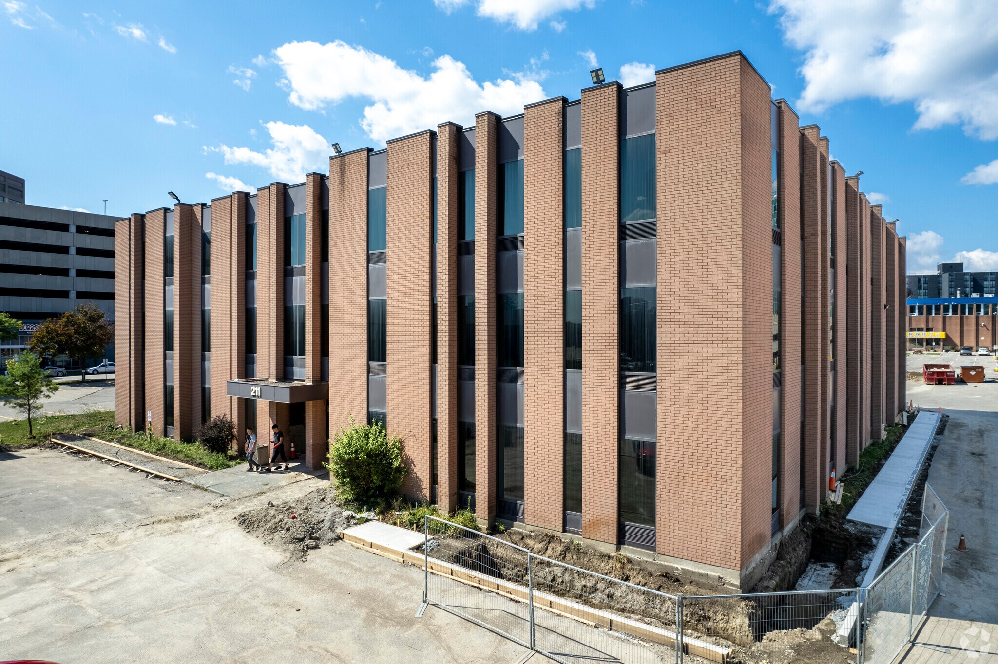 211 Consumers Rd, Toronto, ON à vendre Photo principale– Image 1 sur 2