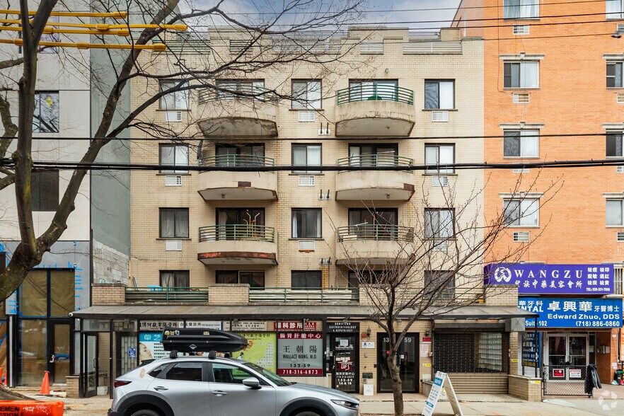 132-59 41st Rd, Flushing, NY à vendre - Photo de l’immeuble – Image 2 sur 12