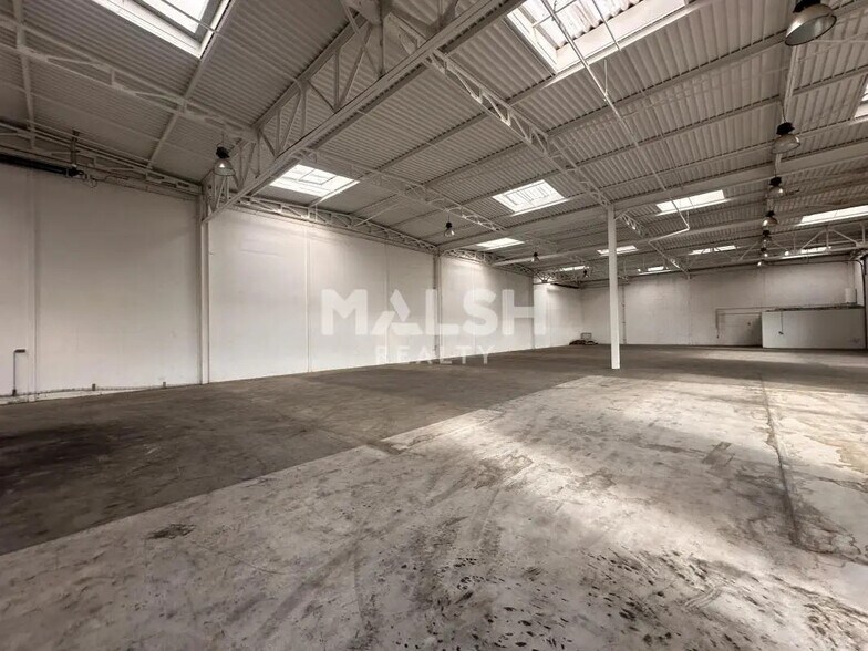 Local d’activités dans Saint-Priest à louer - Photo de l’immeuble – Image 3 sur 5