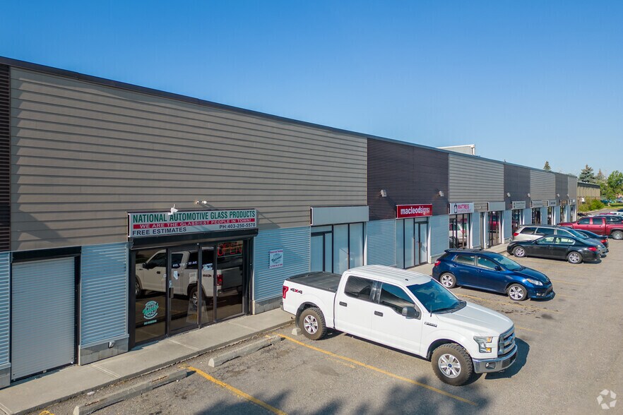 1935 30th Ave NE, Calgary, AB à louer - Photo principale – Image 1 sur 5
