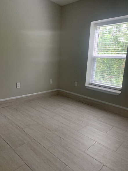 2210 E Olive Rd, Pensacola, FL à louer - Photo de l’immeuble – Image 3 sur 13