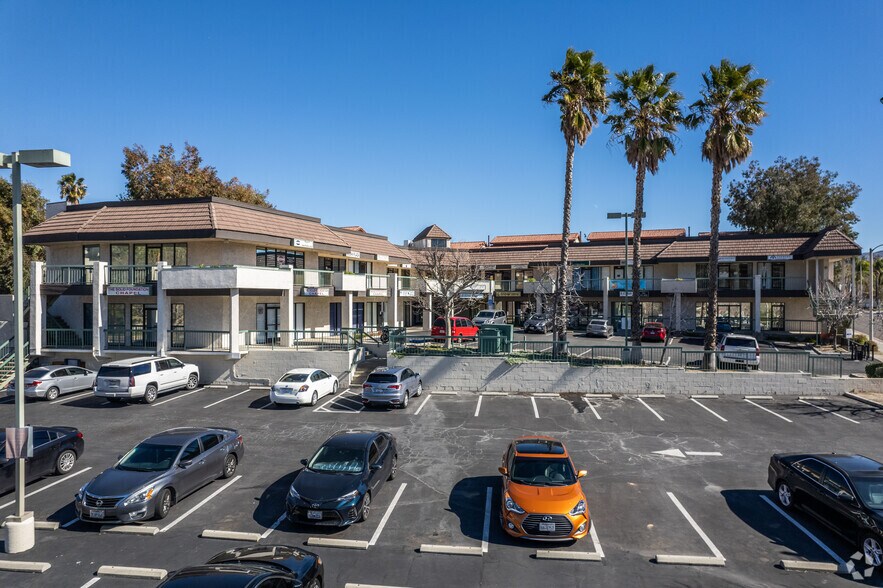 18333 Dolan Way, Santa Clarita, CA à louer - Photo de l’immeuble – Image 2 sur 7