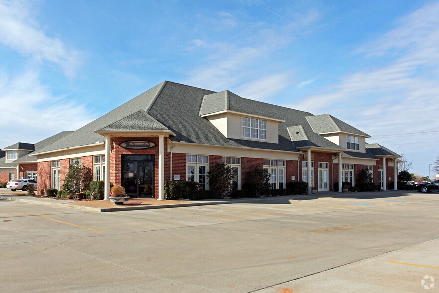 10952 NW Expressway, Yukon, OK à louer - Photo de l’immeuble – Image 2 sur 2