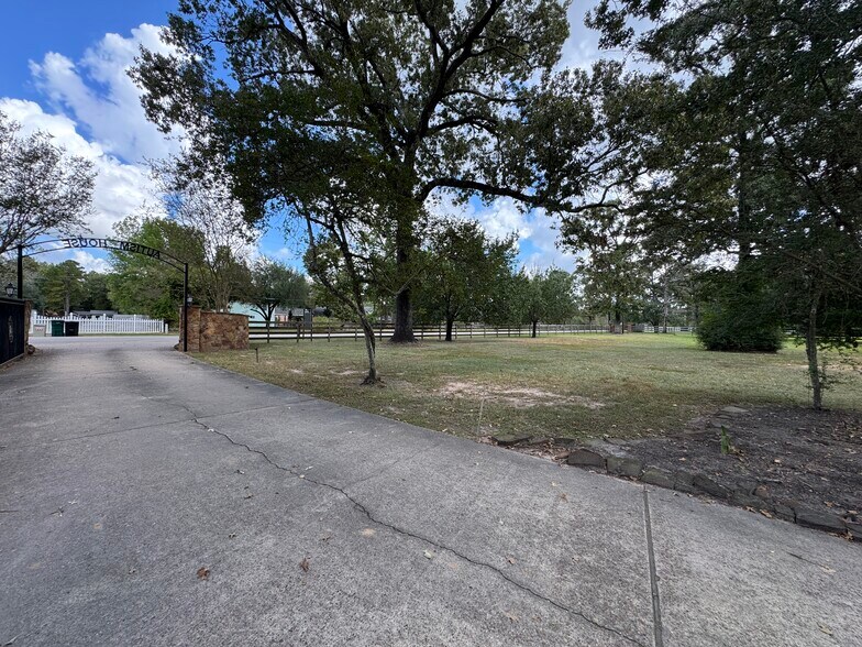 8911 West Ln, Magnolia, TX à louer - Photo de l’immeuble – Image 3 sur 18