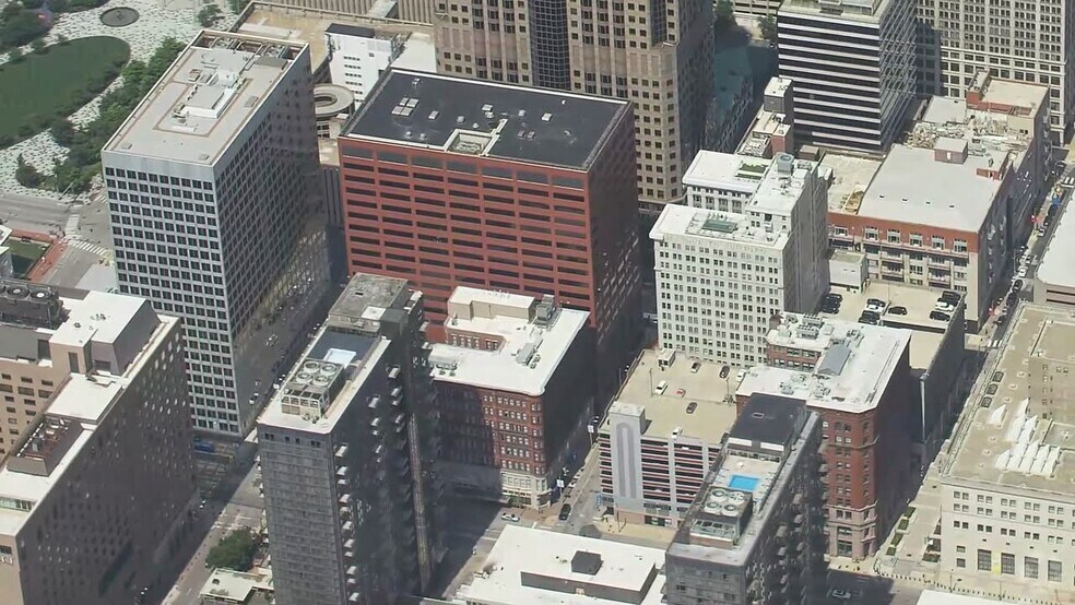200 N Broadway, Saint Louis, MO à louer - Vidéo aérienne – Image 2 sur 52