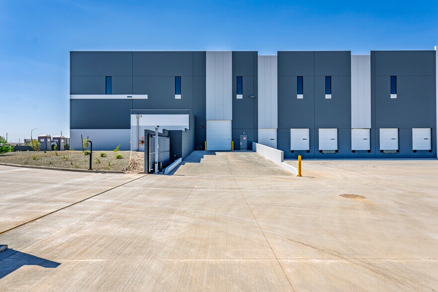 6550 W Orangewood Ave, Glendale, AZ à louer - Photo de l’immeuble – Image 2 sur 18