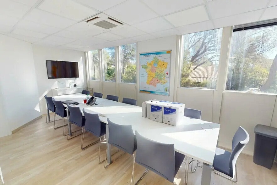 Bureau dans Saint-Raphaël à louer - Photo de l’immeuble – Image 3 sur 10