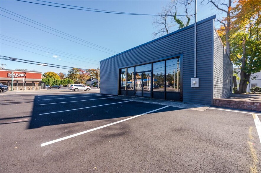 304 Larkfield Rd, East Northport, NY à vendre - Photo de l’immeuble – Image 3 sur 38