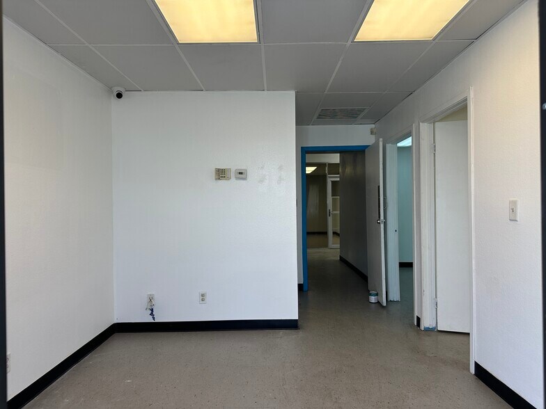 9525 Owensmouth Ave, Chatsworth, CA à louer - Photo de l’immeuble – Image 3 sur 13