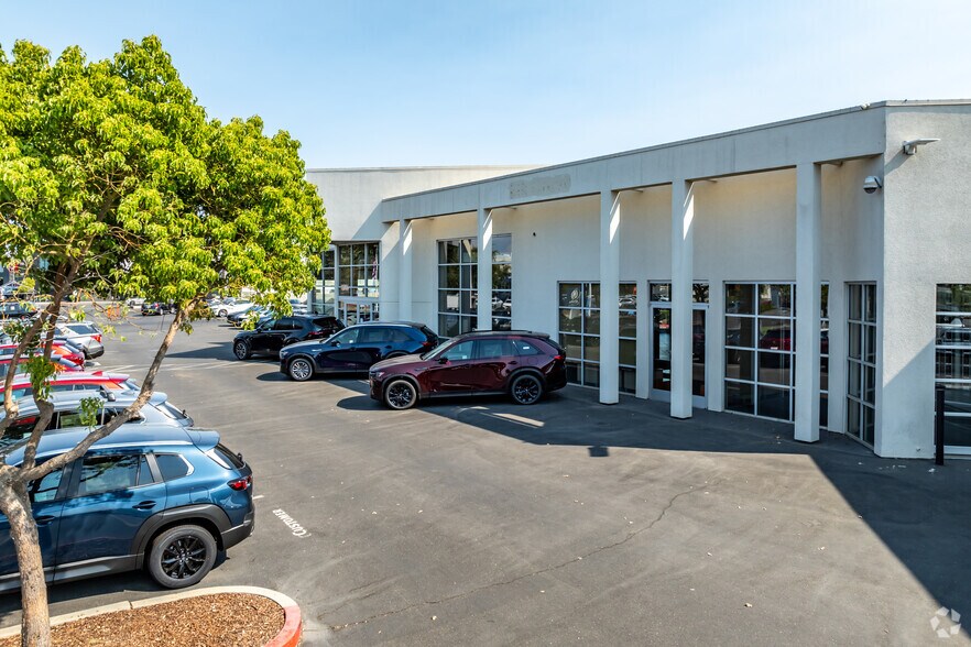 8586 Laguna Grove Dr, Elk Grove, CA à louer - Photo de l’immeuble – Image 2 sur 4
