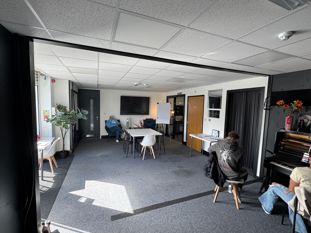 Otley Rd, Shipley, WYK BD17 7JR - Lot Unit 8B - - Photo intérieure - Image 1 of 1