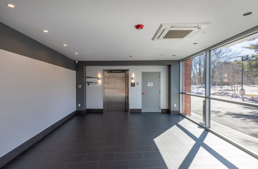 746 South St, Waltham, MA à louer - Hall d’entrée – Image 2 sur 11