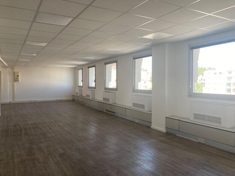 6 Place Charles Hernu, Villeurbanne à vendre - Photo de l’immeuble – Image 2 sur 6