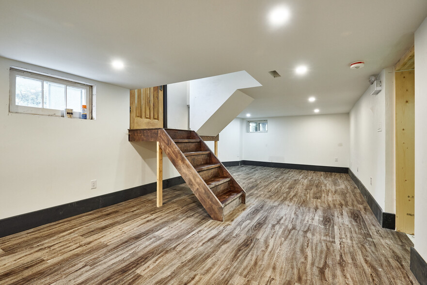 24 Baldwin St, Whitby, ON à louer - Photo de l’immeuble – Image 3 sur 28