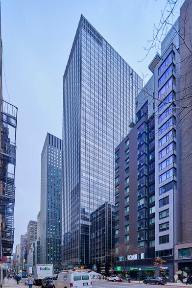 605 Third Ave, New York, NY à louer - Photo de l’immeuble – Image 2 sur 11
