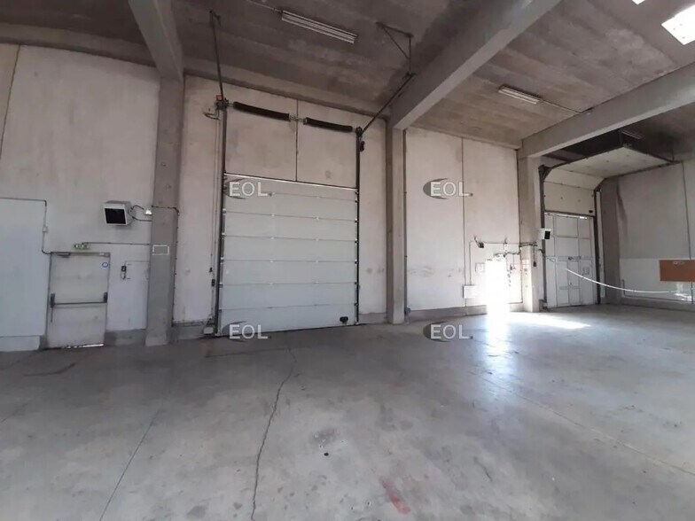 Local d’activités dans Vert à louer - Photo de l’immeuble – Image 3 sur 3