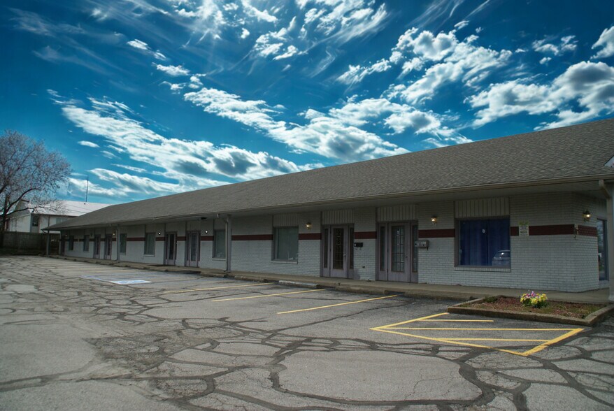 7061 Twin Oaks Dr, Indianapolis, IN à louer - Photo de l’immeuble – Image 2 sur 2