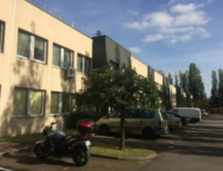 Local d’activités dans Coignières à louer - Photo de l’immeuble – Image 1 sur 3