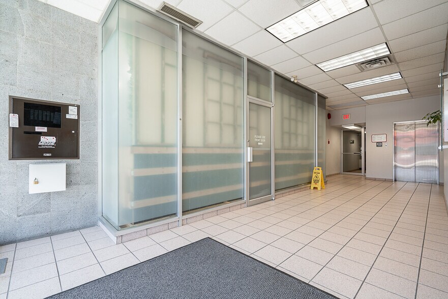 550 Sixth St, New Westminster, BC à louer - Hall d’entrée – Image 2 sur 24